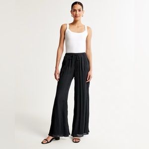 Crinkle Textured Pull-On Wide Leg Pant in Black (L)